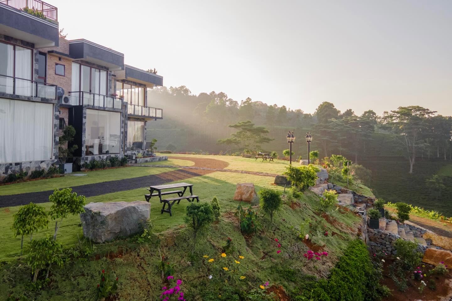 Beverly Hills Retreat Deniyaya